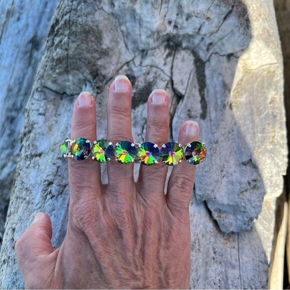 A stretch statement bracelet with medium vitrail Swarovski crystal - Picture 7 of 7